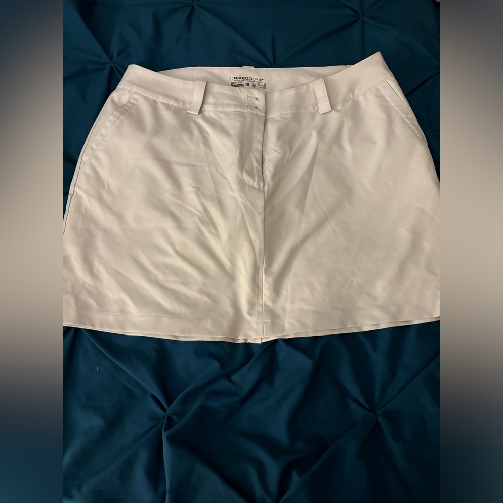 Women’s golf performance khaki squirt with multiple pockets. Size 16